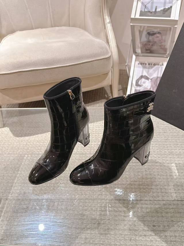 2025 精致电渡字母跟靴口开模点钻小标6高靴 面；进口石头纹小牛油 内里；丝绸羊皮 垫脚；丝绸羊皮 大底；意大利真皮 跟高；8.5Cm 码数；35-39订做3