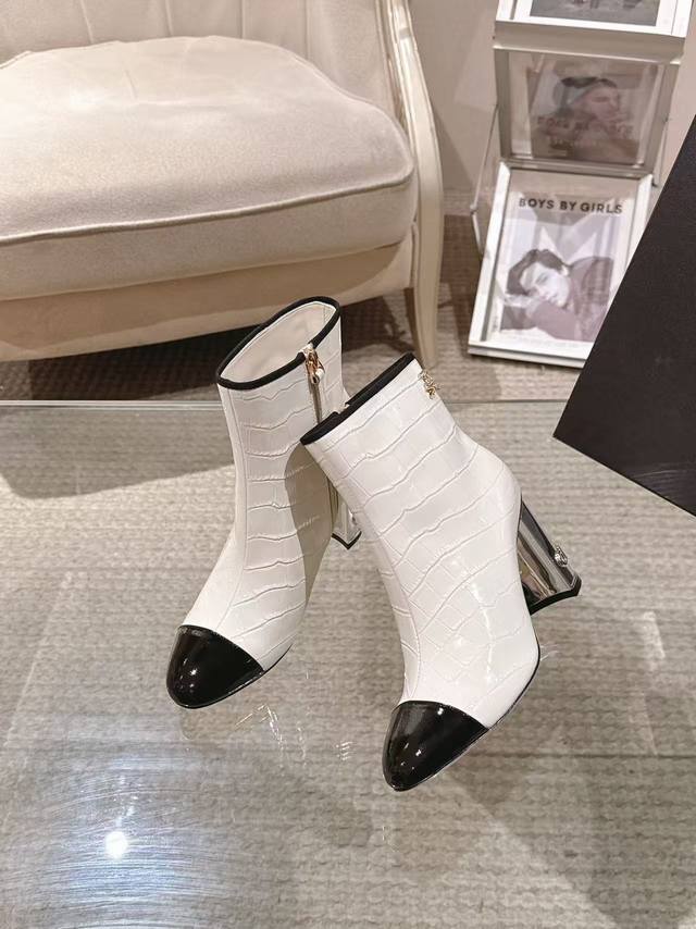 2025 精致电渡字母跟靴口开模点钻小标6高靴 面；进口石头纹小牛油 内里；丝绸羊皮 垫脚；丝绸羊皮 大底；意大利真皮 跟高；8.5Cm 码数；35-39订做3