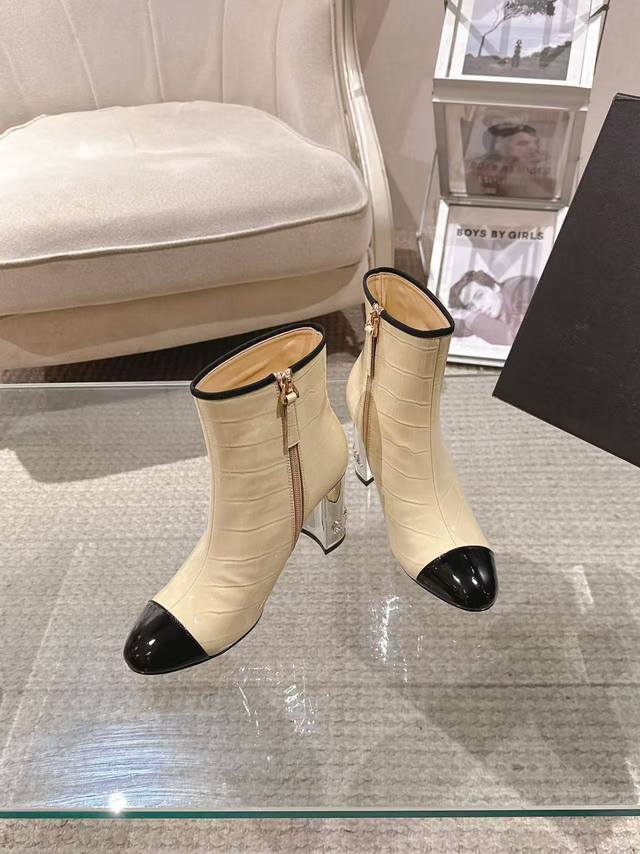 2025S 精致电渡字母跟靴口开模点钻小标6高靴 面；进口石头纹小牛油 内里；丝绸羊皮 垫脚；丝绸羊皮 大底；意大利真皮 跟高；8.5Cm 码数；35-390订