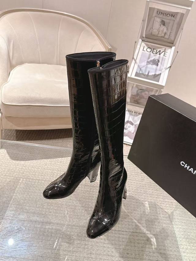 2025 精致电渡字母跟靴口开模点钻小标15高靴 面；进口石头纹小牛油 内里；丝绸羊皮 垫脚；丝绸羊皮 大底；意大利真皮 跟高；8.5Cm 码数；35-390订