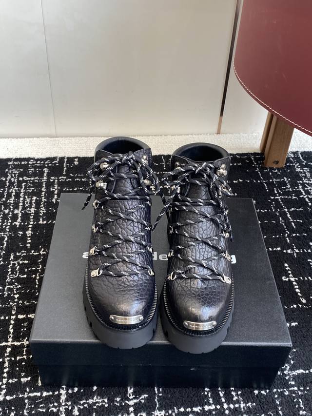 代购级 Alexander Wang 大王25Ss新款 系带 厚底 短靴 马丁靴 大王这双厚底短靴 绝对是腿精必备神器 显高显瘦，黑色经典百搭王~~ 皮面搭配激