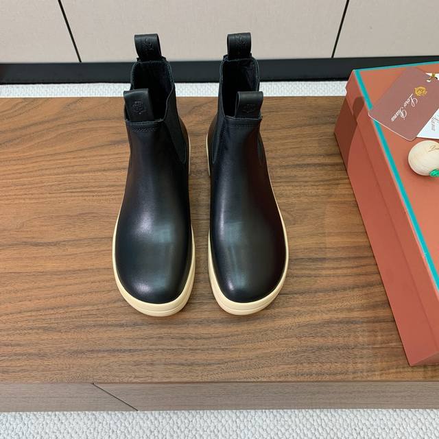 Loro Piana 小牛皮短靴。打造轻盈、灵活的穿着体验，更彰显出百搭运动风范。鞋面小牛皮，羊皮内里，原版大底。 码数：35-42 35、41、42定制不退换