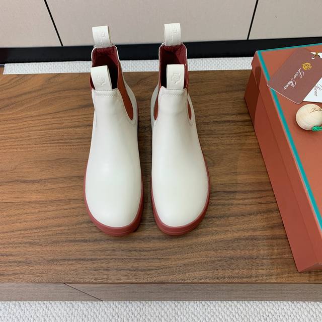 Loro Piana 小牛皮短靴。打造轻盈、灵活的穿着体验，更彰显出百搭运动风范。鞋面小牛皮，羊皮内里，原版大底。 码数：35-42 35、41、42定制不退换