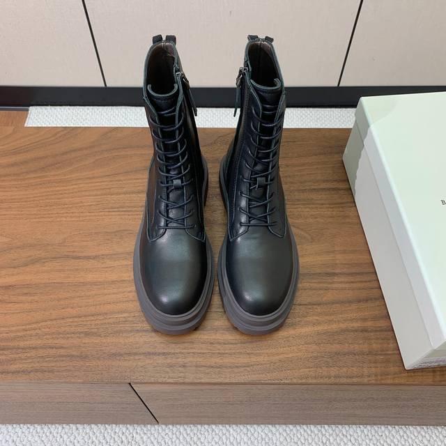 Brunell* Cucinell* 新款绑带短靴。鞋面牛反绒，牛皮。羊皮内里，原版开模五金，橡胶大底。 码数：35-42 35、41、42定制不退换