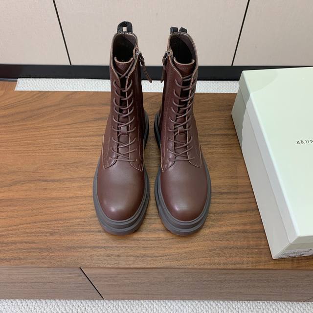 Brunell* Cucinell* 新款绑带短靴。鞋面牛反绒，牛皮。羊皮内里，原版开模五金，橡胶大底。 码数：35-42 35、41、42定制不退换