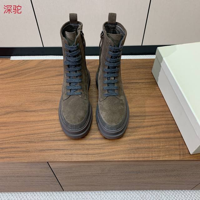 Brunell* Cucinell* 新款绑带短靴。鞋面牛反绒，牛皮。羊皮内里，原版开模五金，橡胶大底。 码数：35-42 35、41、42定制不退换