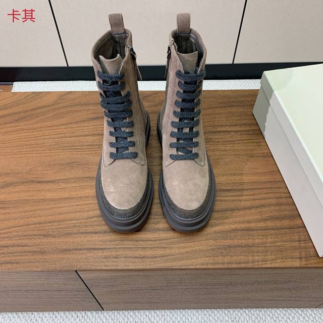 Brunell* Cucinell* 新款绑带短靴。鞋面牛反绒，牛皮。羊皮内里，原版开模五金，橡胶大底。 码数：35-42 35、41、42定制不退换