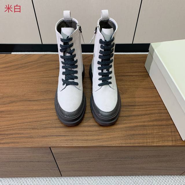 Brunell* Cucinell* 新款绑带短靴。鞋面牛反绒，牛皮。羊皮内里，原版开模五金，橡胶大底。 码数：35-42 35、41、42定制不退换