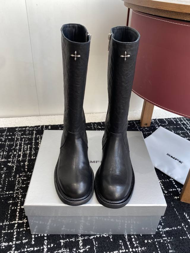 代购级 Smfk十字架新款 含金量谁懂 骑士靴秋天里的一抹黄，其实它很帅升级版的 这双长靴 是很有质感的油蜡黄色 配合马皮面料制作而成 大底使用固特异工艺进行固