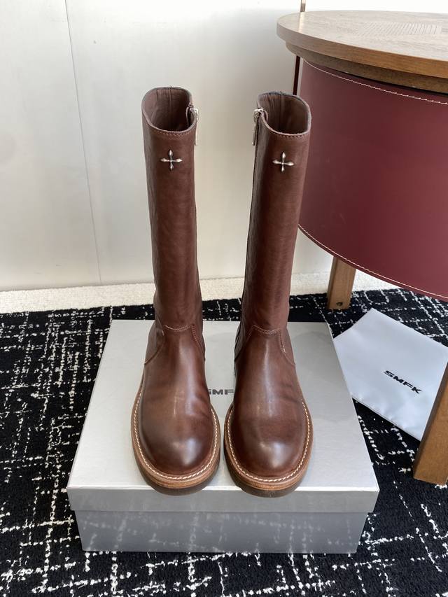 代购级 Smfk十字架新款 含金量谁懂 骑士靴秋天里的一抹黄，其实它很帅升级版的 这双长靴 是很有质感的油蜡黄色 配合马皮面料制作而成 大底使用固特异工艺进行固