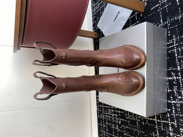 代购级 Smfk十字架新款 含金量谁懂 牛仔靴 短靴秋天里的一抹黄，其实它很帅升级版的 这双短靴是很有质感的油蜡黄色 配合马皮面料制作而成 大底使用固特异工艺进