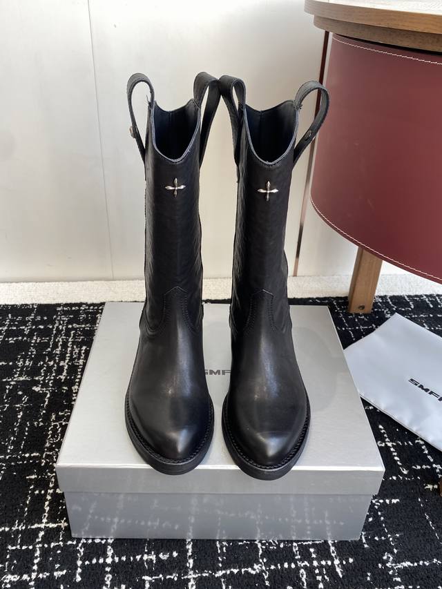 代购级 Smfk十字架新款 含金量谁懂 牛仔靴 短靴秋天里的一抹黄，其实它很帅升级版的 这双短靴是很有质感的油蜡黄色 配合马皮面料制作而成 大底使用固特异工艺进