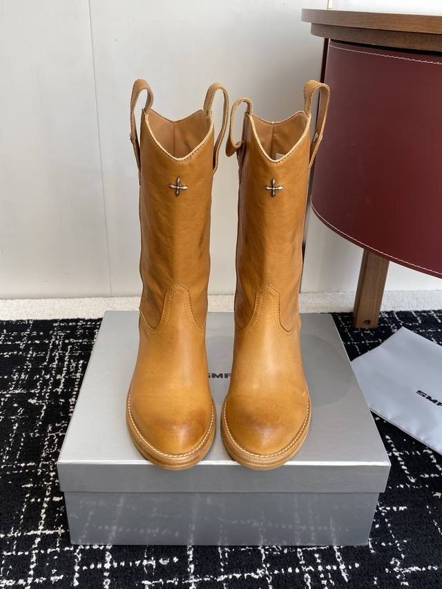 代购级 Smfk十字架新款 含金量谁懂 牛仔靴 短靴秋天里的一抹黄，其实它很帅升级版的 这双短靴是很有质感的油蜡黄色 配合马皮面料制作而成 大底使用固特异工艺进