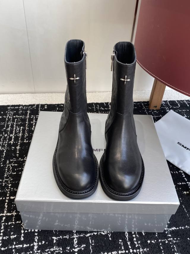 代购级 Smfk十字架新款 含金量谁懂 马丁靴 短靴秋天里的一抹黄，其实它很帅升级版的 这双短靴是很有质感的油蜡黄色 配合马皮面料制作而成 大底使用固特异工艺进