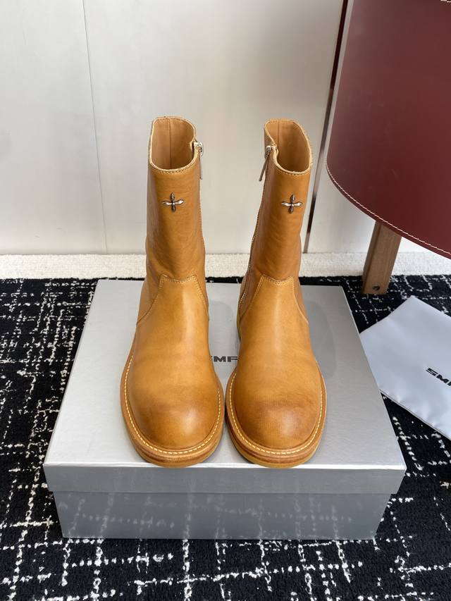 代购级 Smfk十字架新款 含金量谁懂 短靴秋天里的一抹黄，其实它很帅升级版的 这双短靴是很有质感的油蜡黄色 配合马皮面料制作而成 大底使用固特异工艺进行固定缝