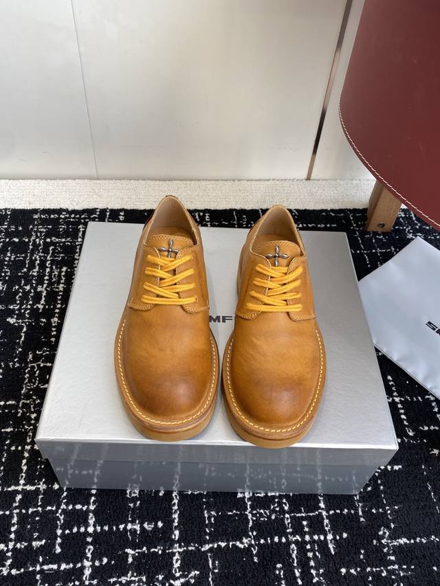 代购级 Smfk十字架新款 含金量谁懂 乐福鞋 秋天里的一抹黄，其实它很帅升级版的 这双单鞋是很有质感的油蜡黄色 配合马皮面料制作而成 大底使用固特异工艺进行固