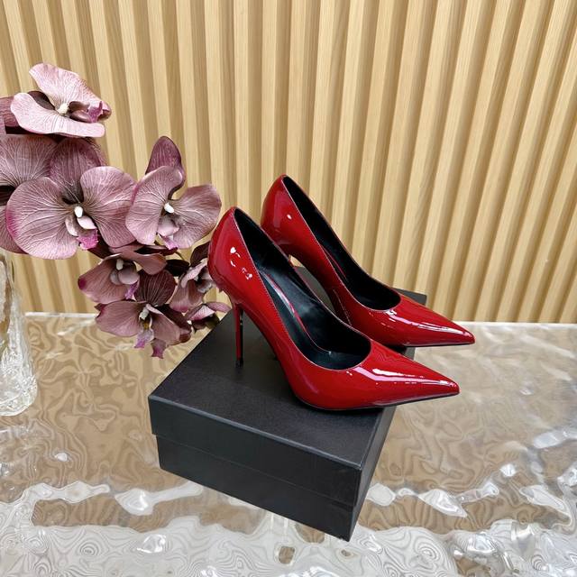 独家新款上架 Ysl 圣罗兰 Ss 夏季鱼嘴 高跟新品 走秀款高跟凉鞋 全新春夏系列后带方扣高跟凉鞋 ！ 尖头高跟拖鞋淡淡的夏日里怎么少得了一双仙女鞋 各种小裙