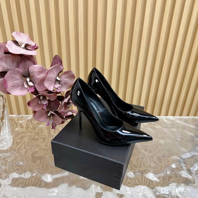 独家新款上架 Ysl 圣罗兰 Ss 夏季鱼嘴 高跟新品 走秀款高跟凉鞋 全新春夏系列后带方扣高跟凉鞋 ！ 尖头高跟拖鞋淡淡的夏日里怎么少得了一双仙女鞋 各种小裙