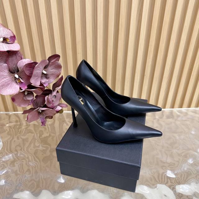 独家新款上架 Ysl 圣罗兰 Ss2025夏季鱼嘴 高跟新品 走秀款高跟凉鞋 全新春夏系列后带方扣高跟凉鞋 ！ 尖头高跟拖鞋淡淡的夏日里怎么少得了一双仙女鞋 各