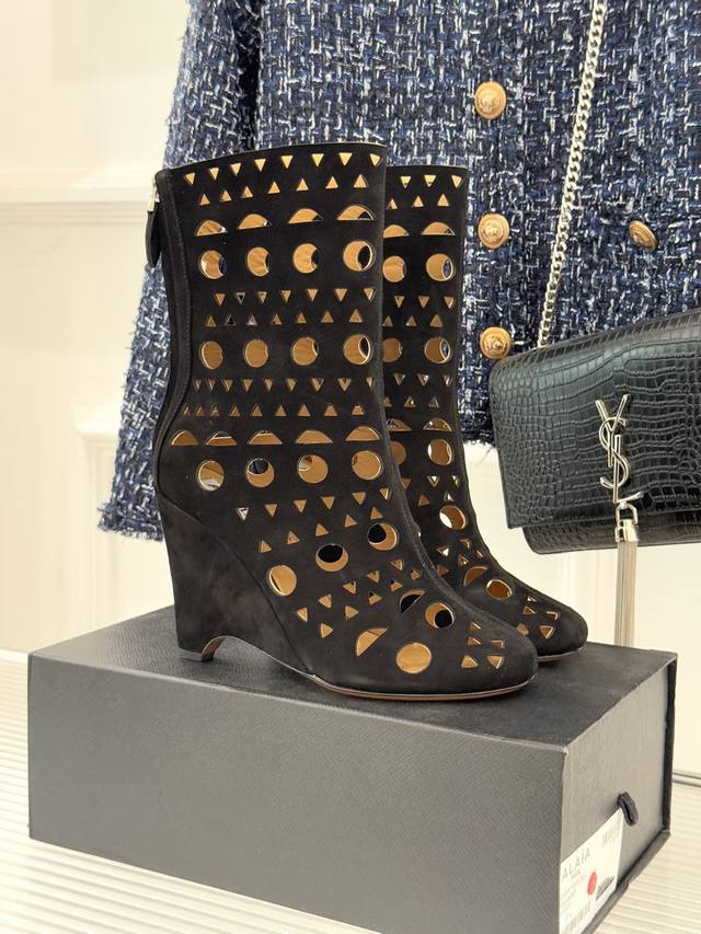 Alaia 阿莱亚25Wf新品镂空高跟短靴 当法式高定的精密工艺邂逅曲线美学， 这款短靴以鞋为“雕塑”用镂空作“呼吸” 将高级定制的仪式感注入每一步行走。 标志