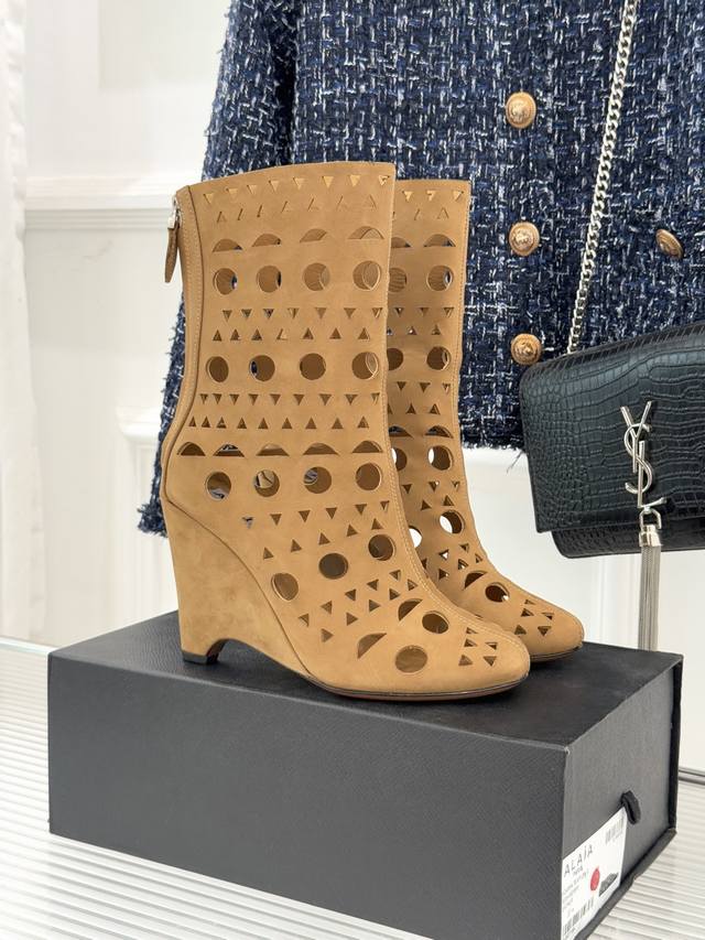 Alaia 阿莱亚25Wf新品镂空高跟短靴 当法式高定的精密工艺邂逅曲线美学， 这款短靴以鞋为“雕塑”用镂空作“呼吸” 将高级定制的仪式感注入每一步行走。 标志