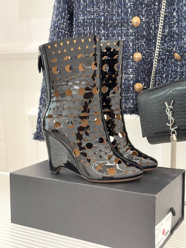 Alaia 阿莱亚25Wf新品镂空高跟短靴 当法式高定的精密工艺邂逅曲线美学， 这款短靴以鞋为“雕塑”用镂空作“呼吸” 将高级定制的仪式感注入每一步行走。 标志