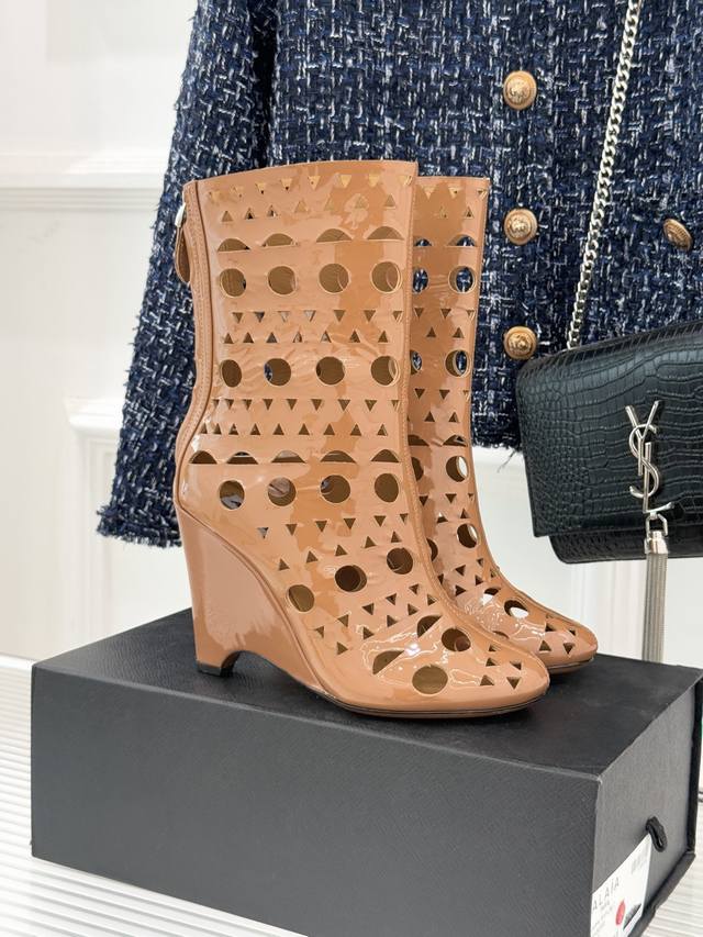 Alaia 阿莱亚25Wf新品镂空高跟短靴 当法式高定的精密工艺邂逅曲线美学， 这款短靴以鞋为“雕塑”用镂空作“呼吸” 将高级定制的仪式感注入每一步行走。 标志