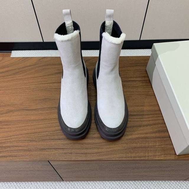 Brunell* Cucinell* 毛里短靴。鞋面牛反绒，牛皮。羊毛内里，原版开模五金，橡胶大底。 码数：35-42 35、41、42定制不退换