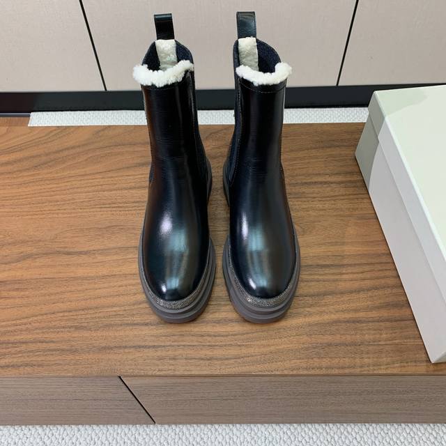 Brunell* Cucinell* 毛里短靴。鞋面牛反绒，牛皮。羊毛内里，原版开模五金，橡胶大底。 码数：35-42 35、41、42定制不退换