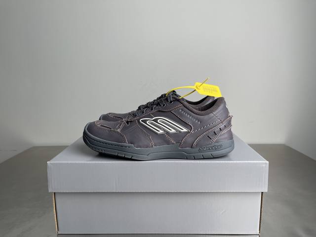 Balenciaga巴黎世家 Hamptons Worn-Out 圆头系带 低帮 生活休闲鞋 尺码：35-46 偏大一码