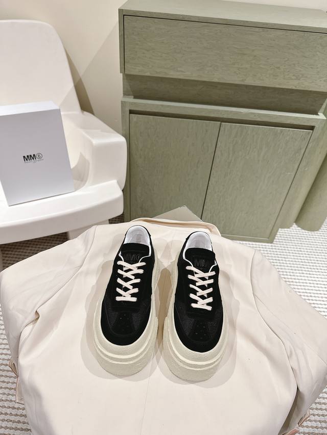 224 Mm6 马吉拉！潮牌新款新色系 松糕厚底饼干鞋德训鞋 这款松糕厚底 丑萌的外表却十分讨人喜欢真的很可爱！皮料选用原版皮面拼接 内里全皮，原版厚底5Cm