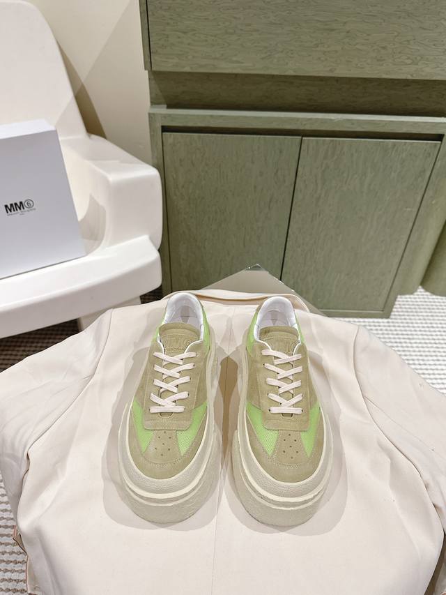 224 Mm6 马吉拉！潮牌新款新色系 松糕厚底饼干鞋德训鞋 这款松糕厚底 丑萌的外表却十分讨人喜欢真的很可爱！皮料选用原版皮面拼接 内里全皮，原版厚底5Cm