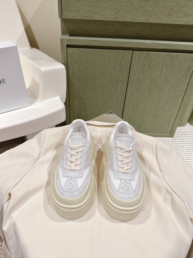 224 Mm6 马吉拉！潮牌新款新色系 松糕厚底饼干鞋德训鞋 这款松糕厚底 丑萌的外表却十分讨人喜欢真的很可爱！皮料选用原版皮面拼接 内里全皮，原版厚底5Cm