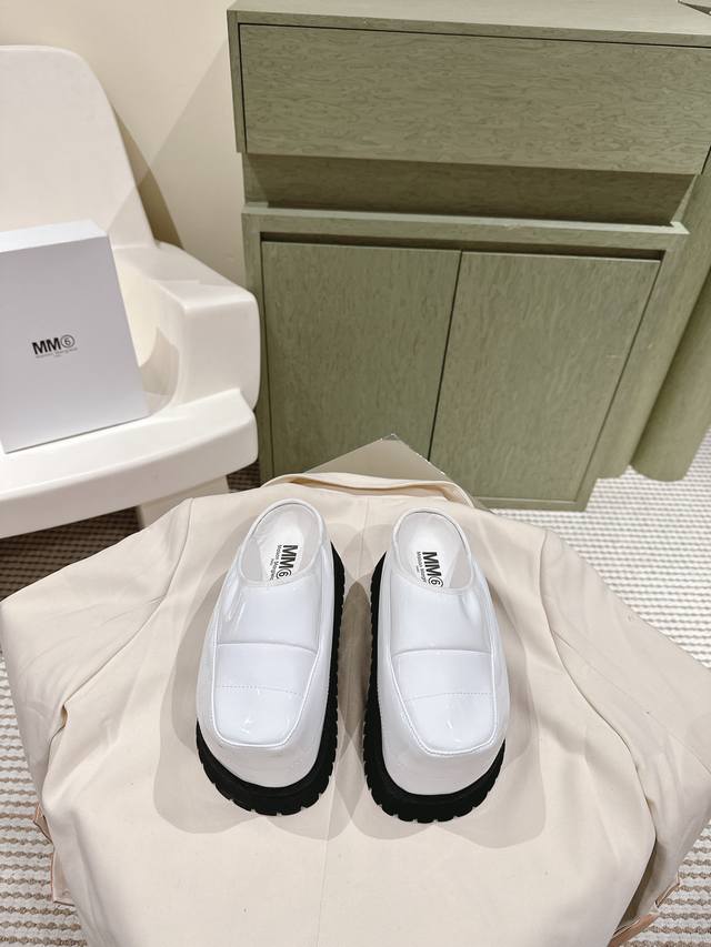 224 Mm6 马吉拉！潮牌新款新色系 松糕厚底饼干鞋德训鞋 这款松糕厚底 丑萌的外表却十分讨人喜欢真的很可爱！皮料选用原版皮面拼接 内里全皮，原版厚底5Cm