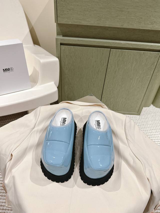 224 Mm6 马吉拉！潮牌新款新色系 松糕厚底饼干鞋德训鞋 这款松糕厚底 丑萌的外表却十分讨人喜欢真的很可爱！皮料选用原版皮面拼接 内里全皮，原版厚底5Cm