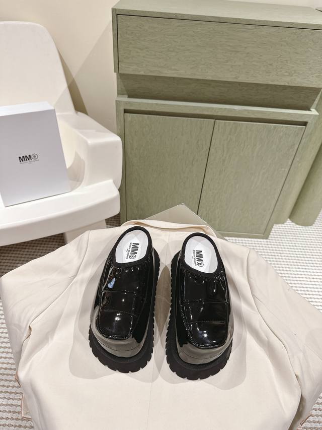 224 Mm6 马吉拉！潮牌新款新色系 松糕厚底饼干鞋德训鞋 这款松糕厚底 丑萌的外表却十分讨人喜欢真的很可爱！皮料选用原版皮面拼接 内里全皮，原版厚底5Cm