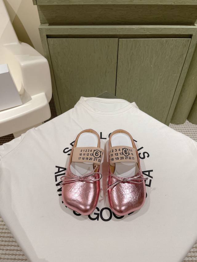 224 马吉拉专柜同步最新拖鞋 大热时尚风 弹力织带私印系列 ！ Mm6 Maison Margiela的实验性从功能主义的解构美学出发，意想不到的玩味和前卫演