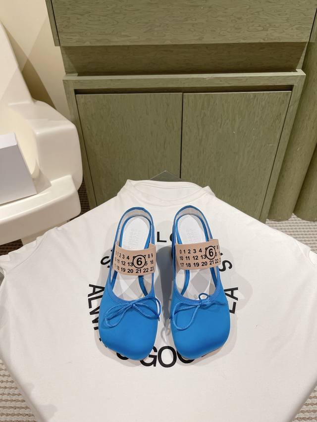 224 马吉拉专柜同步最新拖鞋 大热时尚风 弹力织带私印系列 ！ Mm6 Maison Margiela的实验性从功能主义的解构美学出发，意想不到的玩味和前卫演