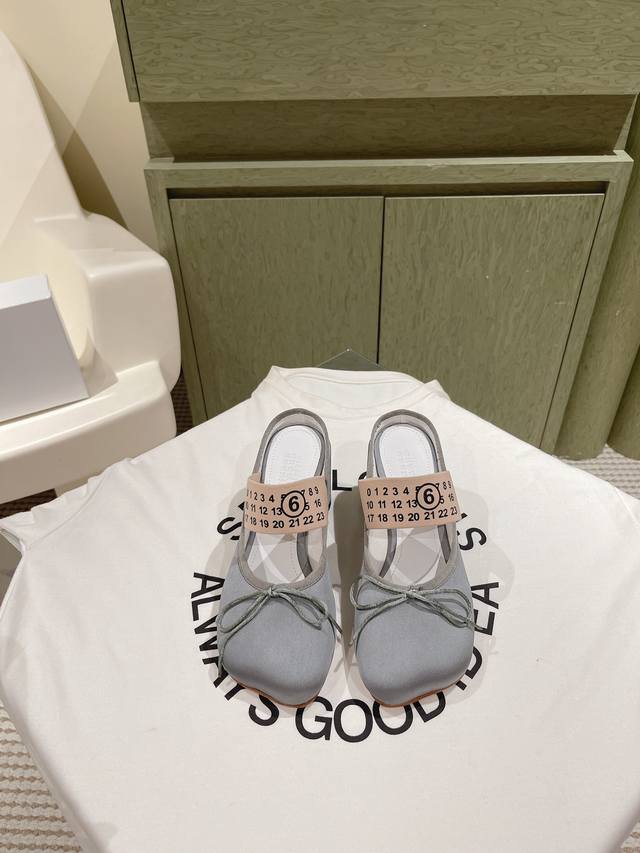 224 马吉拉专柜同步最新拖鞋 大热时尚风 弹力织带私印系列 ！ Mm6 Maison Margiela的实验性从功能主义的解构美学出发，意想不到的玩味和前卫演