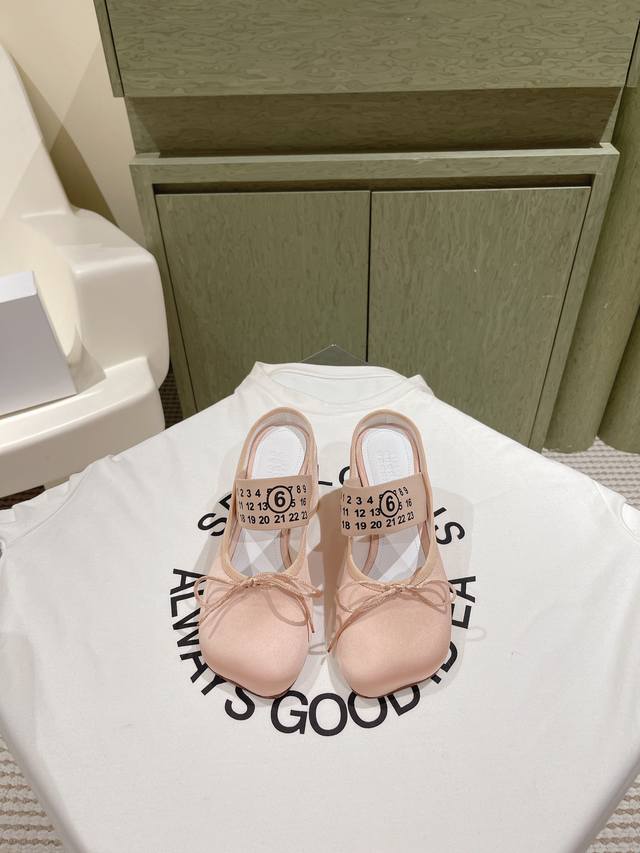 224 马吉拉专柜同步最新拖鞋 大热时尚风 弹力织带私印系列 ！ Mm6 Maison Margiela的实验性从功能主义的解构美学出发，意想不到的玩味和前卫演