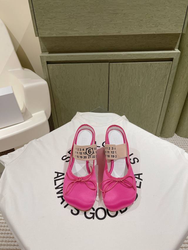 224 马吉拉专柜同步最新拖鞋 大热时尚风 弹力织带私印系列 ！ Mm6 Maison Margiela的实验性从功能主义的解构美学出发，意想不到的玩味和前卫演