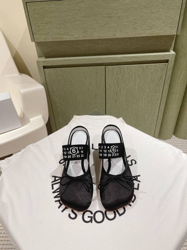 224 马吉拉专柜同步最新拖鞋 大热时尚风 弹力织带私印系列 ！ Mm6 Maison Margiela的实验性从功能主义的解构美学出发，意想不到的玩味和前卫演