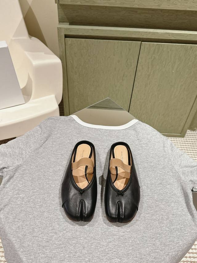 224 Mm6马吉拉马卡龙新色新品拖鞋单鞋！火爆上新 独特的鞋跟设计时髦个性 充满黑暗气息上独有的品牌圆跟设计，大爱网红同款系列！ 鞋面 :羊皮爆裂纹牛皮 内里