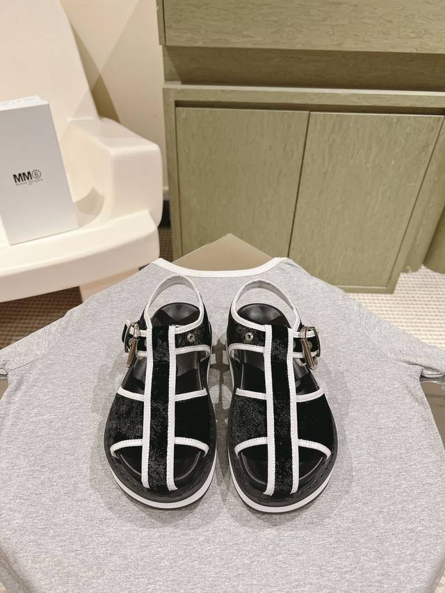 绒面 皮面 Mm6厚底罗马凉鞋 225 Maisonmargiela ！大热时尚风 慵懒风系列 Mm6 Maison Margiela的实验性从功能主义的解构美