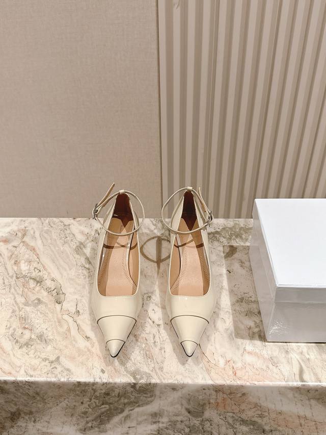 224 Mm6马吉拉尖头单鞋！火爆上新 独特的鞋跟设计时髦个性 充满黑暗气息上独有的品牌圆跟设计，大爱网红同款系列！ 鞋面 :牛漆皮 内里 :绵羊皮 大底 :意