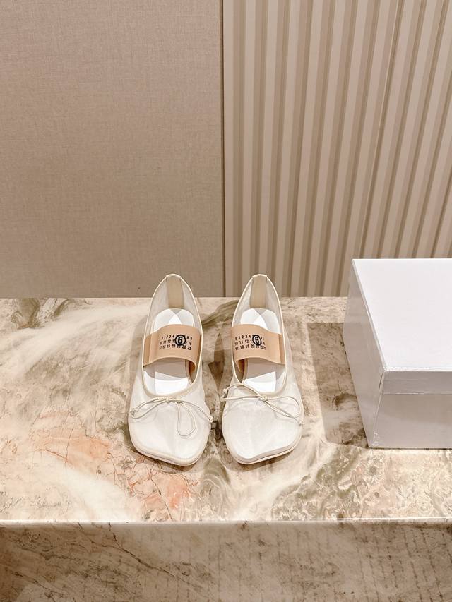 225 马吉拉专柜同步最新网面单鞋 大热时尚风 弹力织带私印系列 ！ Mm6 Maison Margiela的实验性从功能主义的解构美学出发，意想不到的玩味和前