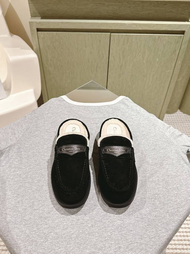 224 迪奥Dior牛皮一脚蹬乐福毛拖鞋高定上新Cd五金扣专属版！ 少女感哇塞小巧又甜美～脚背上双带字设计～可自由调节舒适度～脚感舒适～超级好穿不挑人～上脚显白