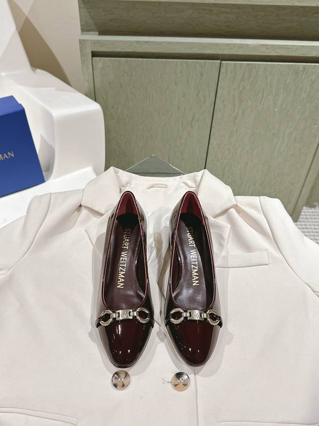 Sw玛丽珍单鞋 224 新款上新 ★★★★★ 小圆头搭扣设计！简约舒适 时髦又精致 鞋面：牛漆皮 两个版型可选 内里: 舒适羊皮内里 大底：意大利真皮大底 粗跟