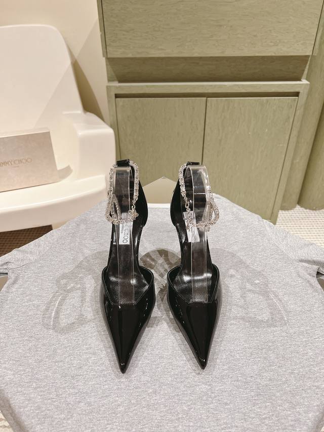 2专柜新款女神系列水钻链条高跟鞋 ★★★★★ 众多明星上脚，国内外博主刷爆的一个系列，仙女必备 鞋面：定制进口水钻鞋面配手工缝制水钻条 内里: 进口水晶羊皮内里