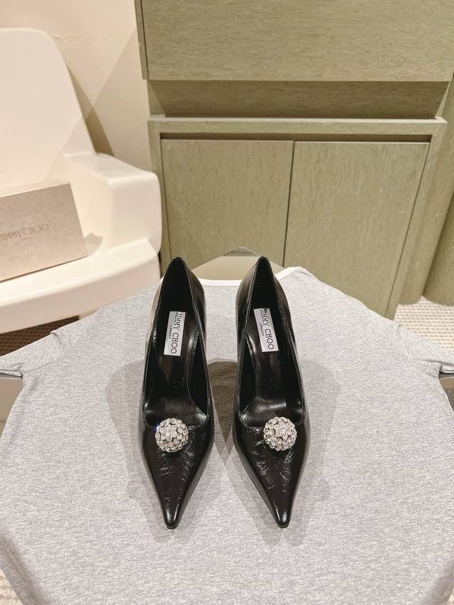 225 早春水晶钻扣尖头 Jimmy Choo 小羊皮单鞋上新 超赞周仰杰25春夏系列 重逢惊艳 优雅邂逅 碰撞之美 时尚国外博主同款街拍推荐 造型大胆别致满分